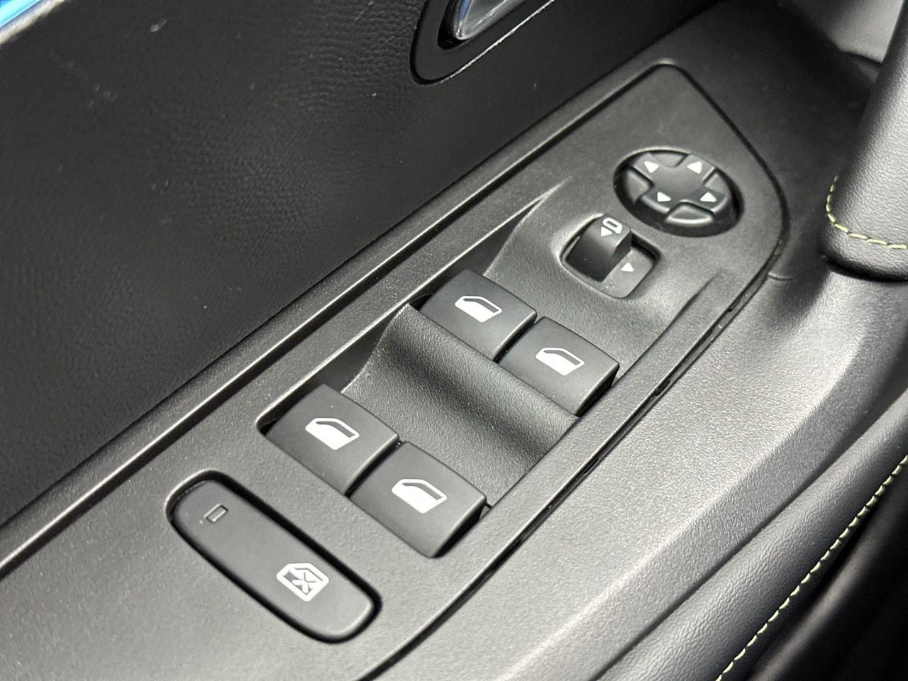 Peugeot 2008 puretech 130 s&s eat8 gt pack — photo 16