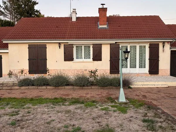 Maison plein pied joli terrain arboré