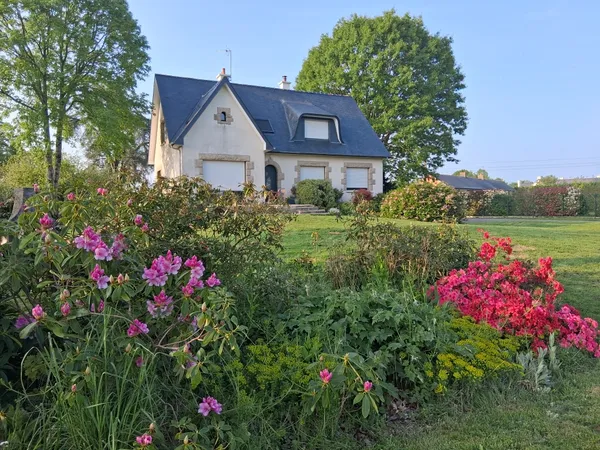 Loue 1er étage de ma maison avec chambre 13m², cuisine indépendante et salle d'eau.