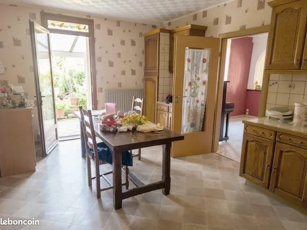 FROLOIS, maison de type F6 d'une surface de 128 m², 4 chambres, jardin, garage deux véhicules, greni