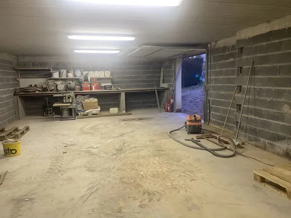 Grand garage de 100 m² à louer