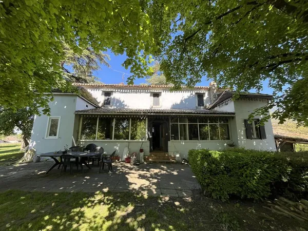 Maison de charme avec dépendances sur 1 hectare.