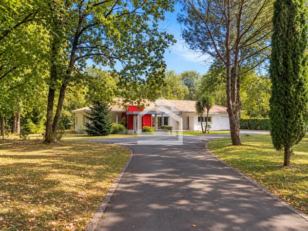 Élégante villa contemporaine de plain-pied avec piscine inté