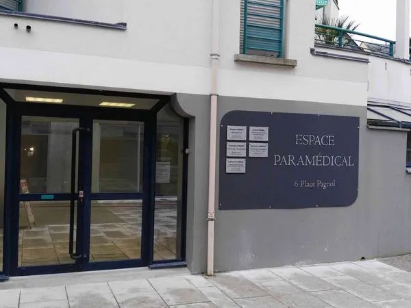 Location 1 bureau en bail professionnel à côté de La Poste