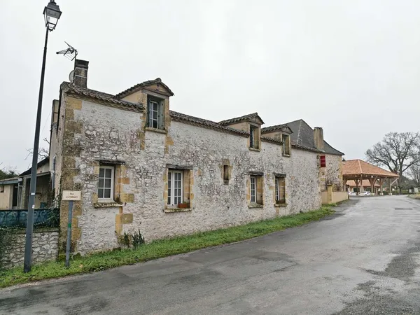 Maison en pierre et ancien fournil commerce à Faux