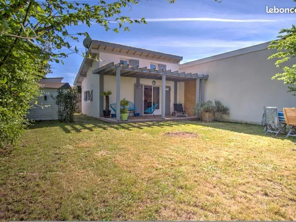 Maison rénovée avec jardin clos, à l'année