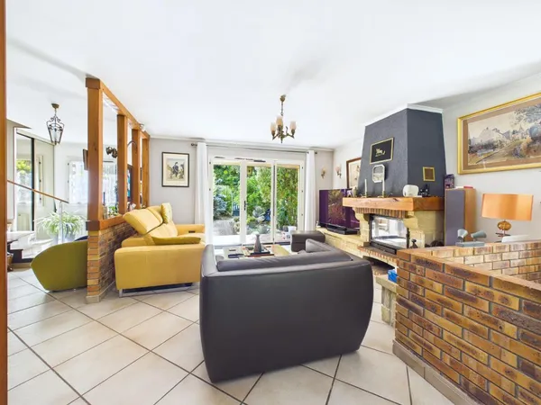 Pavillon familial avec jardin donnant sur un espace boisé