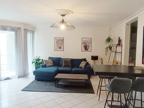 Appartement meublé T2 62m² avec balcon de 10m² avec parking privatif, Saint-Grégoire, quartier la Fo