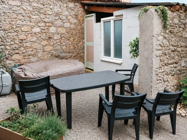 GRANDE MAISON DE VILLAGE AVEC GRAND GARAGE, STUDIO ET COUR