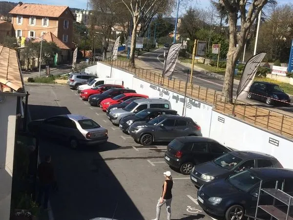 Commerce Location Manosque  142m² 1780€