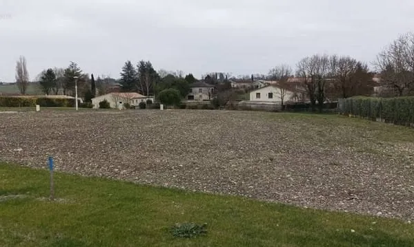 Terrain à bâtir de 726 m² à BARRET (16)