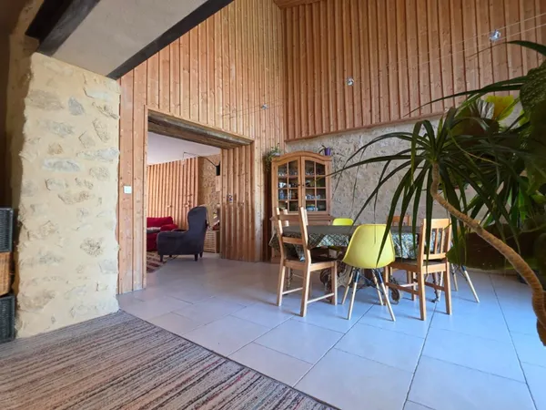 Maison 8 pièces 222 m²