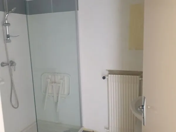Appartement de 70,48 mètres carrés habitable avec un balcon côté cuisine et une terrasse côté salon.