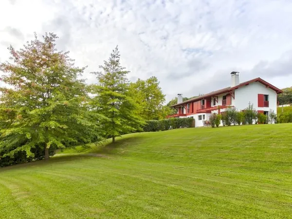 Cadre bucolique pour cette maison comme neuve au calme.