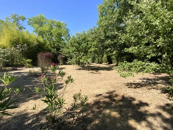 Terrain 725 m²