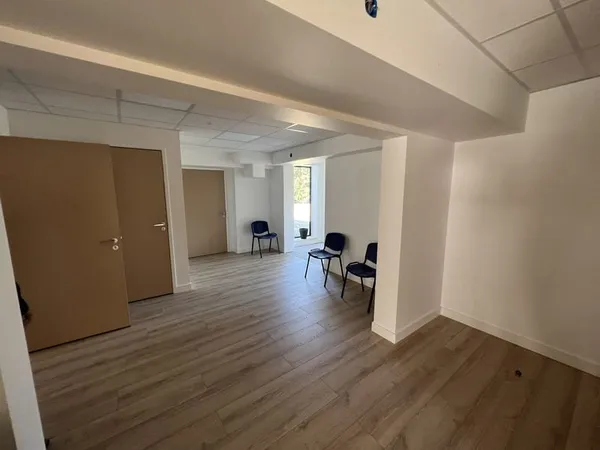 Locaux professionnels ou commerciaux de 30 m2, 44 m2 et 85