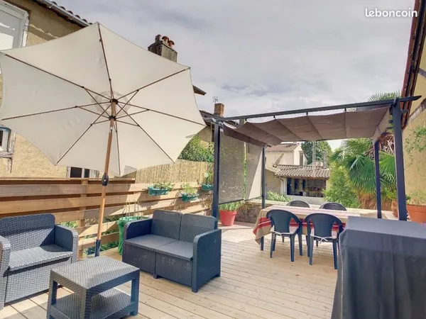Maison rénovée en centre ville avec cour, terrasse et 2 garages