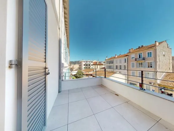 Cannes centre, Maison neuve aux prestations modernes et terrasse