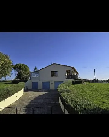 Maison avec hangar/garage/bâtiment