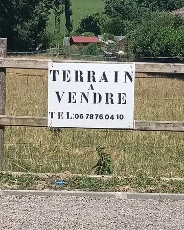 Terrain zone constructible et zone naturelle
