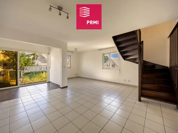 Maison de ville F4 avec varangue, jardinet, et double parking - Moufia proche clinique et faculté