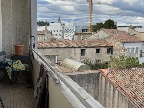 Studio avec balcon et vue dégagée Quartier Arènes / Place