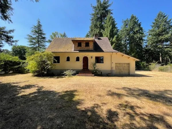 LIMERE - MAISON SUR SOUS-SOL COMPLET - VERANDA ET TERRAIN CLOS DE 2500 M2
