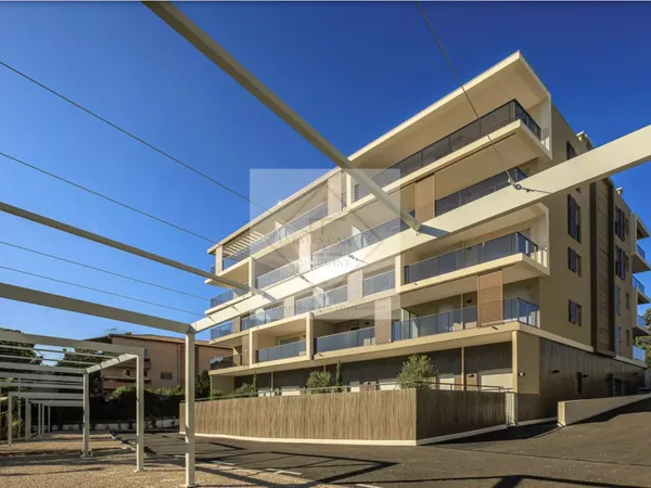 Appartement 2 pièces neuf en dernier étage — une adresse rare à deux pas de la mer, à Juan-les-Pins.