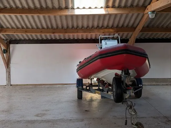 Hangar fermé stockage, hivernage 24/24h