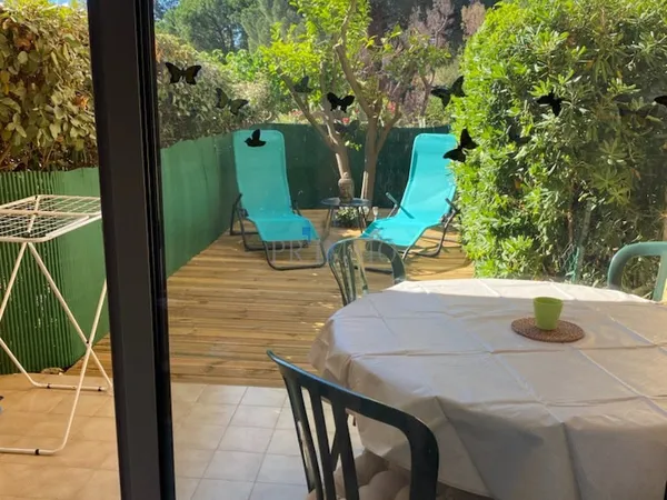 A LOUER STUDIO REZ-DE-JARDIN ST RAPHAEL QUARTIER BOULOURIS