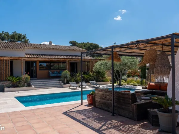 Velaux - jolie villa familiale de plain-pied de 7 pièces et 166 m² avec jardin paysagé et piscine