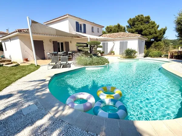 SPACIEUSE MAISON AU BRUSC SUR LA COTE VAROISE AVEC PISCINE