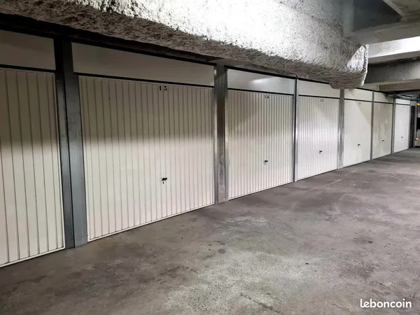 Lot de 8 garages résidence récente