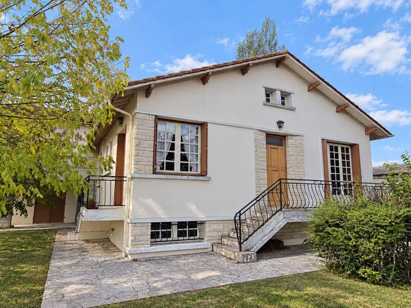 Aux portes de Bergerac ? Maison de caractère de 180 m² avec verger de 2 000 m²