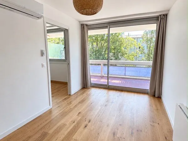 Massy - 2 pièces rénové de 29 m² avec balcon, à proximité de la gare À quelques minutes à pied de la
