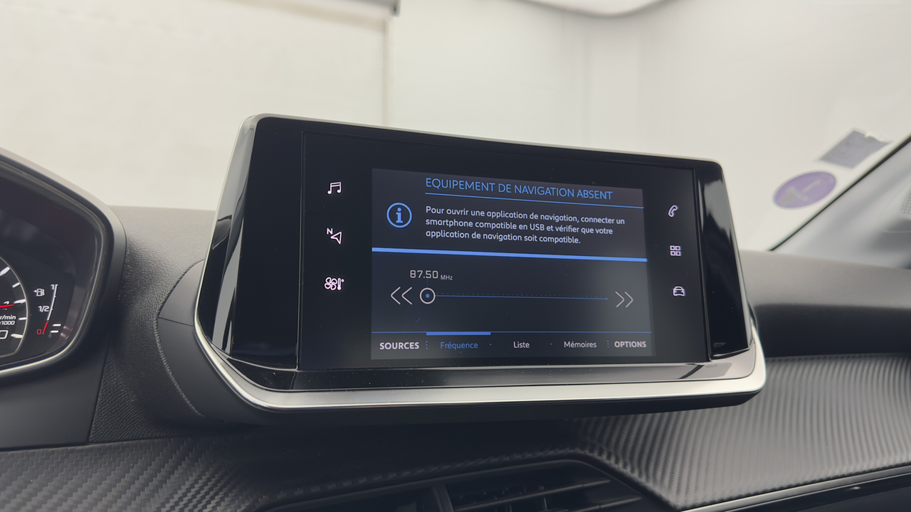 Peugeot 208 PureTech 100 S&amp;S EAT8 — photo 28
