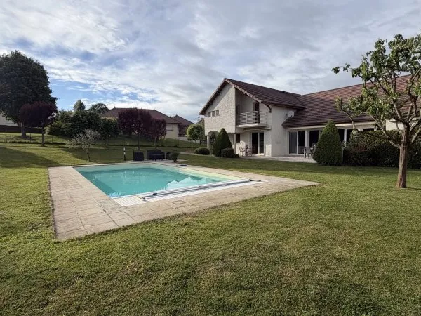 A 15 MN DE BESANÇON - VILLA DE STANDING DE 270 M² AVEC PISCINE
