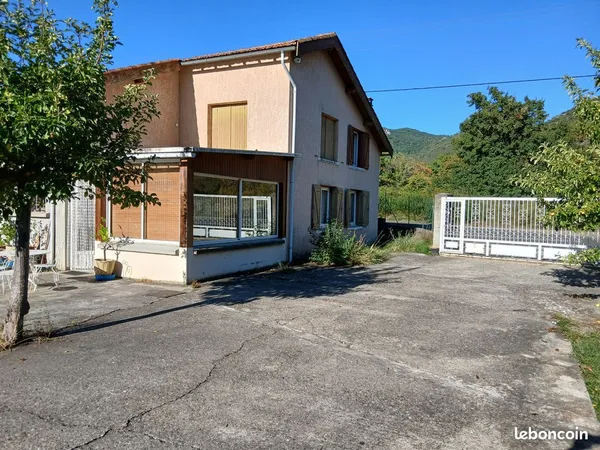 PARTICULIER LOUE MAISON DANS UNE PROPRIETE à QUILLAN
