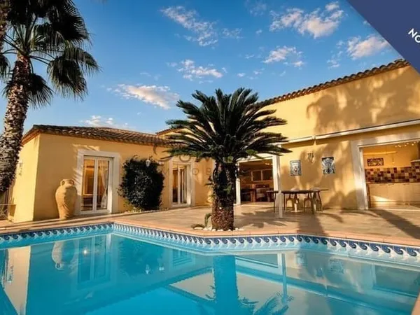 Villa contemporaine de 220 m², 6 chambres, piscine à 6 km des pl