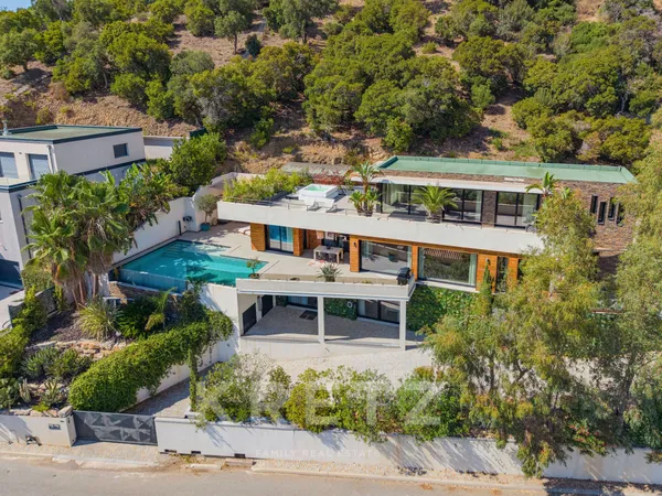 LES ISSAMBRES - VILLA D'ARCHITECTE - VUE MER PANORAMIQUE