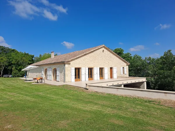 Ancien chai rénové avec jardin et beaux volumes