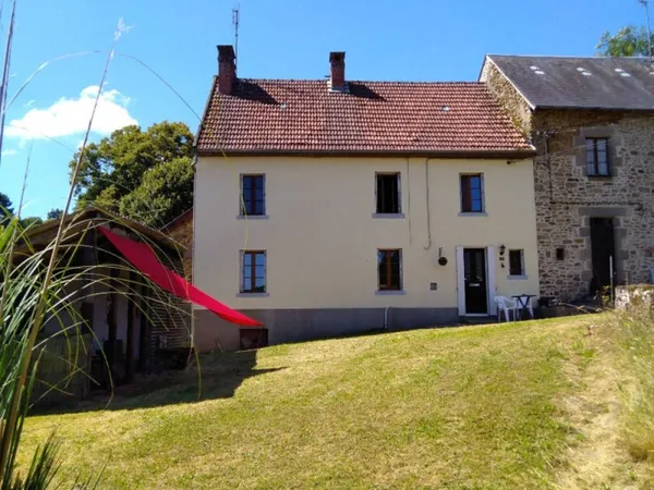 HAUTE-VIENNE-Nr Bessines Sur Gartempe- Trois maisons et bois