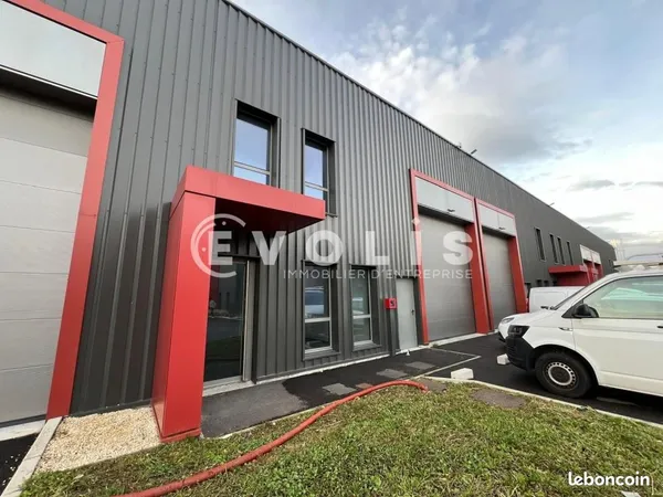 Local d'activité 243 m²