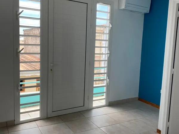 Bureau 12 m² climatisé + salle de réunion - Le François
