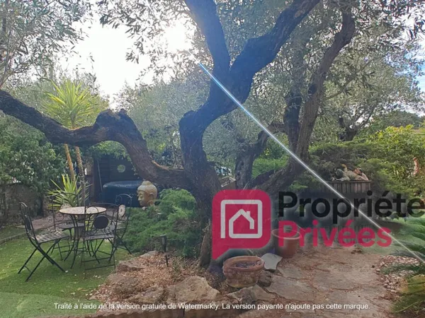 Maison individuelle avec appartement indépendant, jardin et piscine