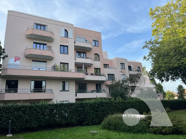 Grand Bourg : F3 en dernier étage + cave + Garage