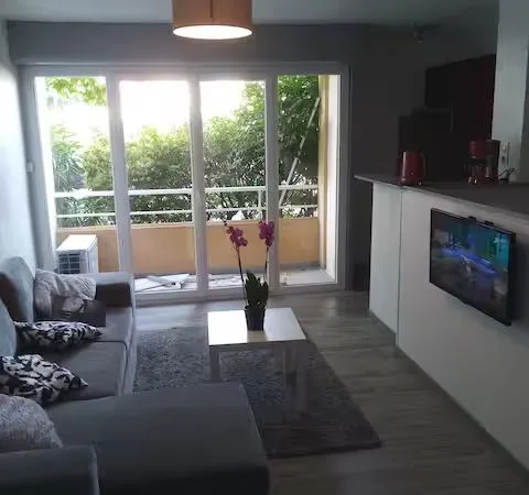 Grand studio 29m2 climatisé avec parking fermé