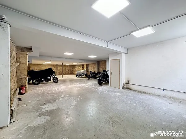 Parking/box 150 m² Bordeaux