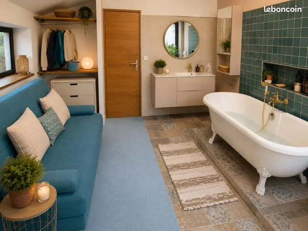 Chambre avec baie vitrée sur jardin dans grande maison