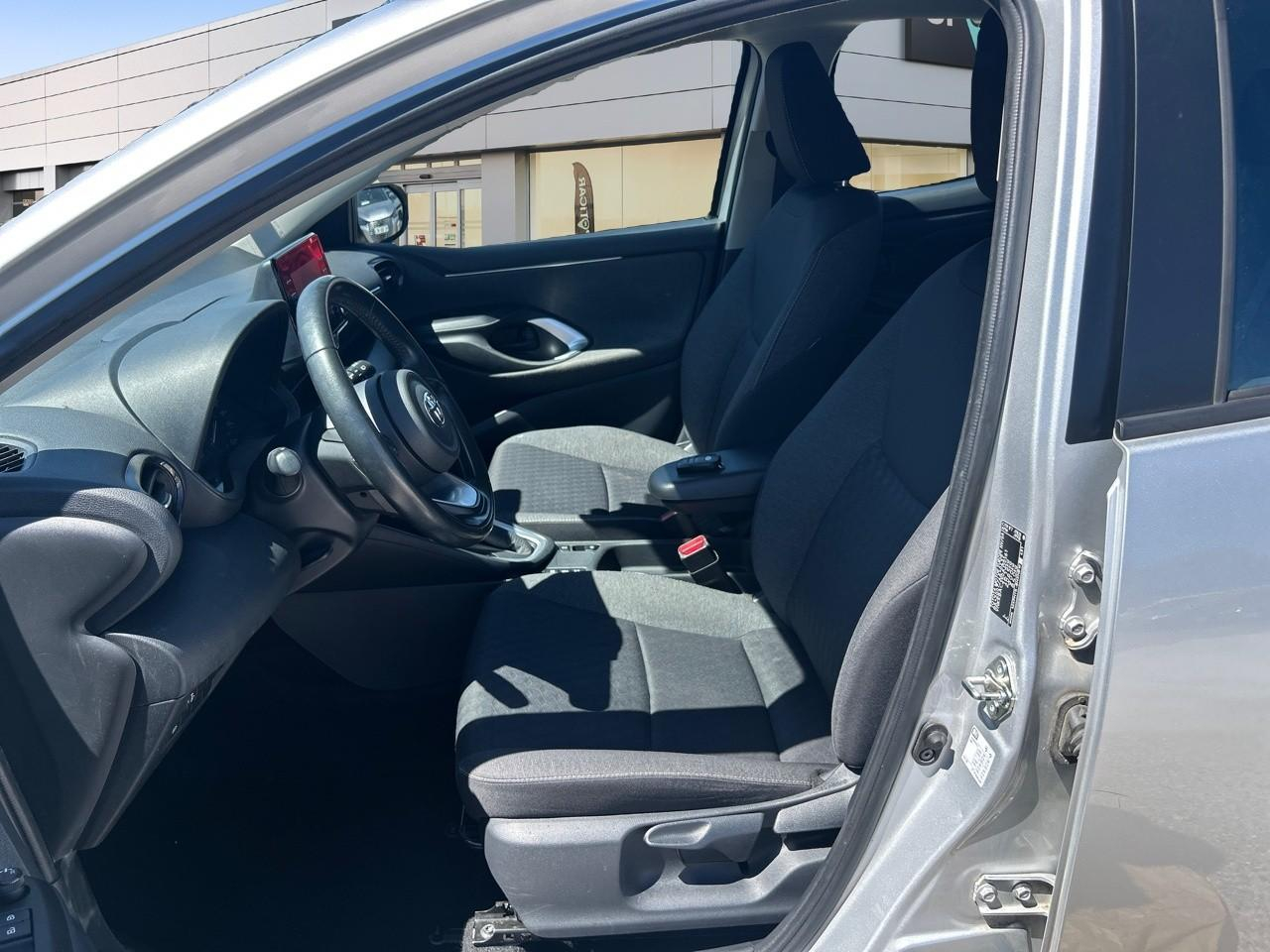 Toyota Yaris 116h iconic 5p — photo 9